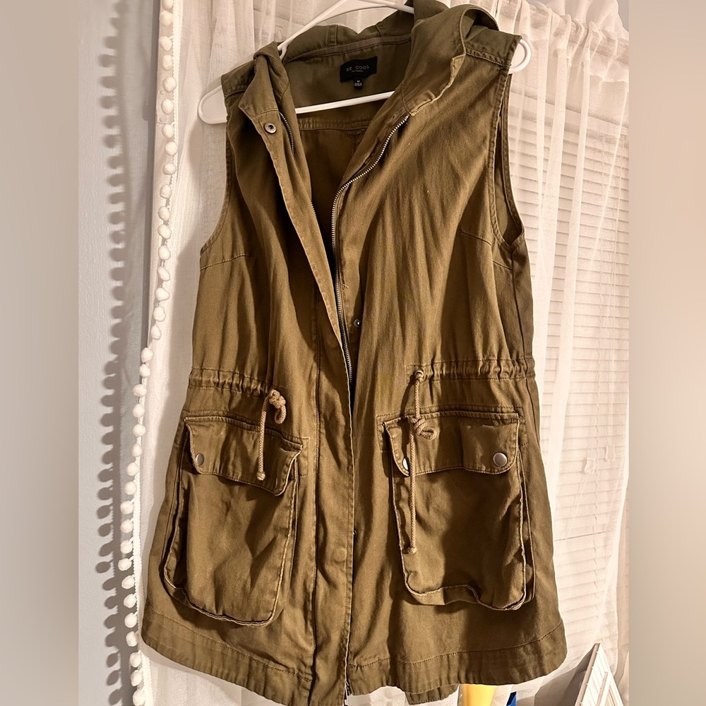 Army Green sleeveless cargo zip jacket size M with room for L/XL